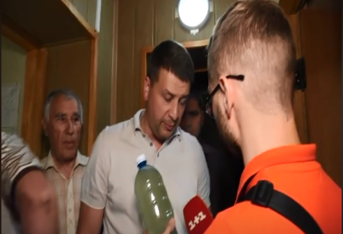 Воняет болотом: журналист предложил мэру Василькова выпить грязной воды из-под крана