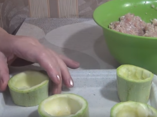 Этапы приготовления фаршированных кабачков на сковороде