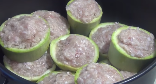 Этапы приготовления фаршированных кабачков на сковороде