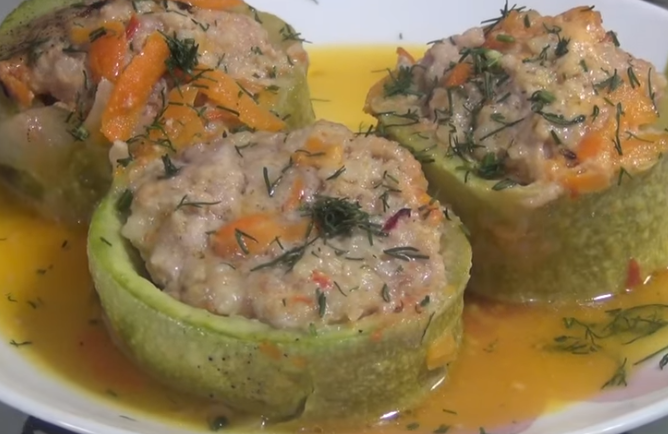 Этапы приготовления фаршированных кабачков на сковороде