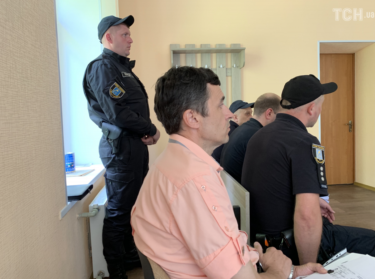 ДТП в Конотопе — Задержанного полицейского после ДТП в Конотопе арестовал суд, он запечатлен на фото в черной футболке между коллегами ДТП в Конотопе — Задержанного полицейского после ДТП в Конотопе арестовал суд, он запечатлен на фото в черной футболке между коллегами