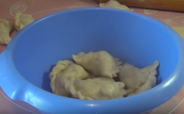 Вареники с вишней на воде варятся около 7 минут