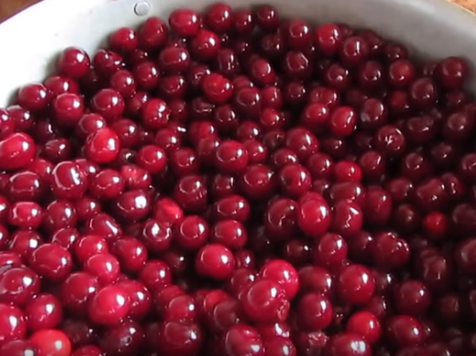 Наливка из вишни без водки готовится около месяца