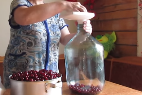 Наливка из вишни без водки готовится около месяца