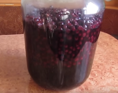 Наливка из вишни без водки готовится около месяца