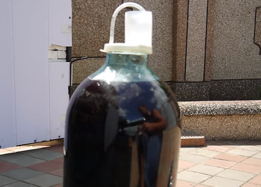 Готовое вино из вишни нужно настаивать минимум месяц