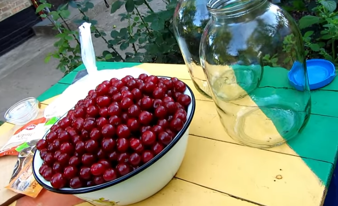 Готовый ликер из вишни нужно оставить настаиваться на протяжении 5 дней