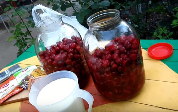 Готовый ликер из вишни нужно оставить настаиваться на протяжении 5 дней