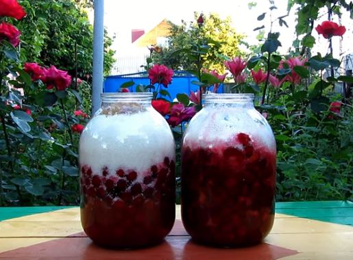 Готовый ликер из вишни нужно оставить настаиваться на протяжении 5 дней