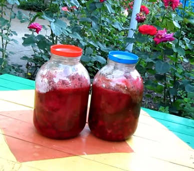 Готовый ликер из вишни нужно оставить настаиваться на протяжении 5 дней