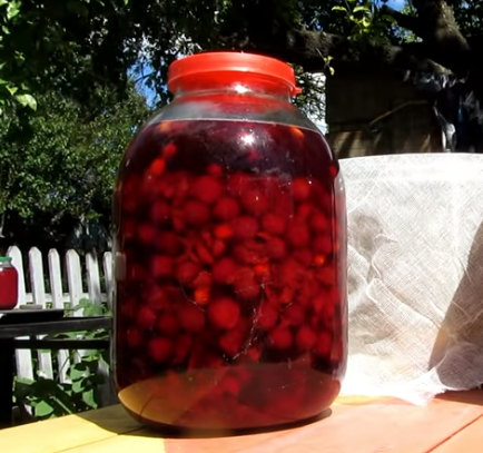 Готовый ликер из вишни нужно оставить настаиваться на протяжении 5 дней