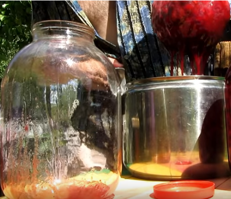 Готовый ликер из вишни нужно оставить настаиваться на протяжении 5 дней