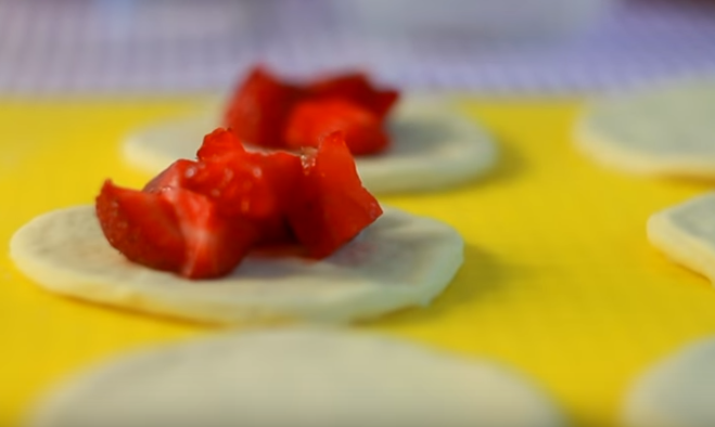 Вареники с клубникой на пару в мультиварке готовятся 5-7 минут