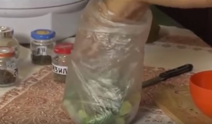 Огурцы малосольные быстро готовятся в пакете