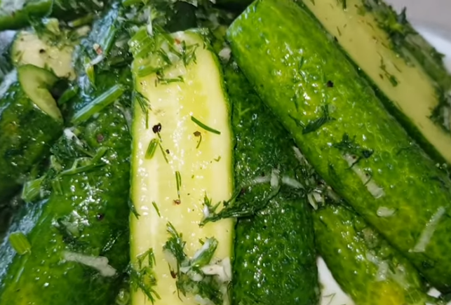 Малосольные огурцы с чесноком и зеленью быстрого приготовления – классические рецепты | Чудо-Повар