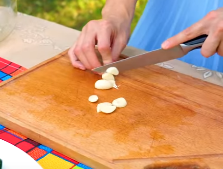 Огурцы малосольные в банке просто готовятся