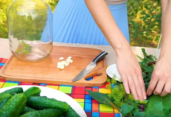 Малосольные огурцы хрустящие в банке просто готовятся