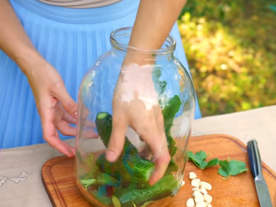 Огурцы малосольные в банке просто готовятся