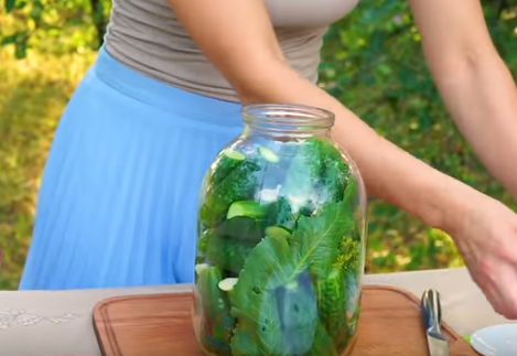 Огурцы малосольные в банке просто готовятся