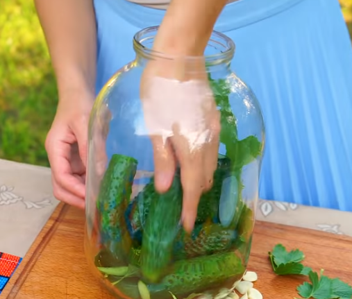 Малосольные огурцы хрустящие в банке просто готовятся