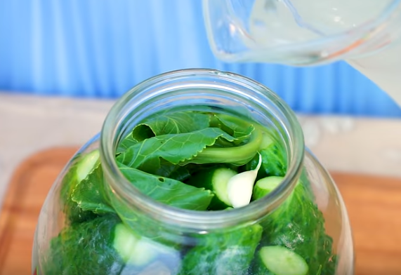 Малосольные огурцы хрустящие в банке просто готовятся