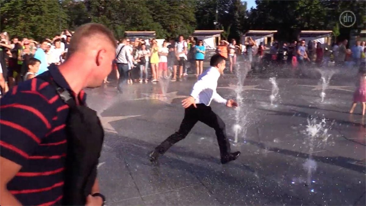 В Мариуполе Зеленский решил перебежать через фонтан: опубликовано видео