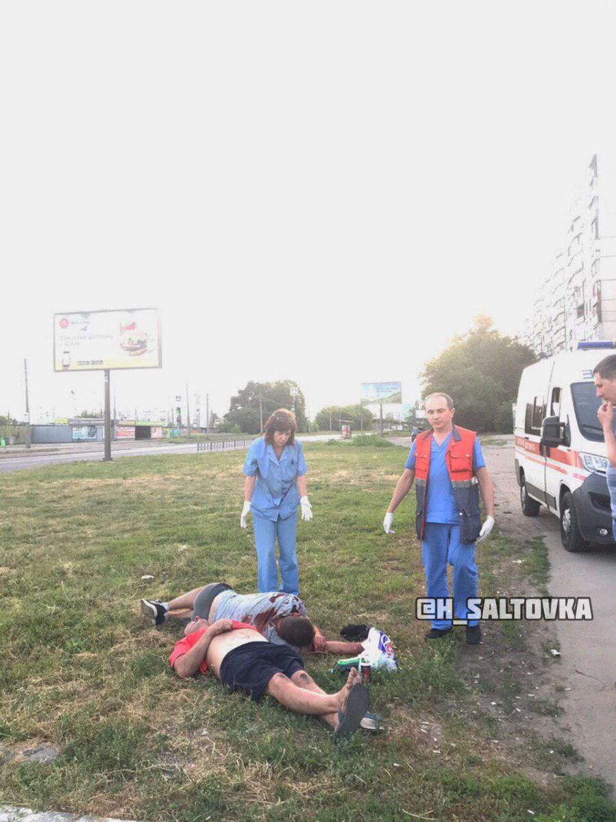 Мужчинам оказали первую медицинскую помощь Мужчинам оказали первую медицинскую помощь