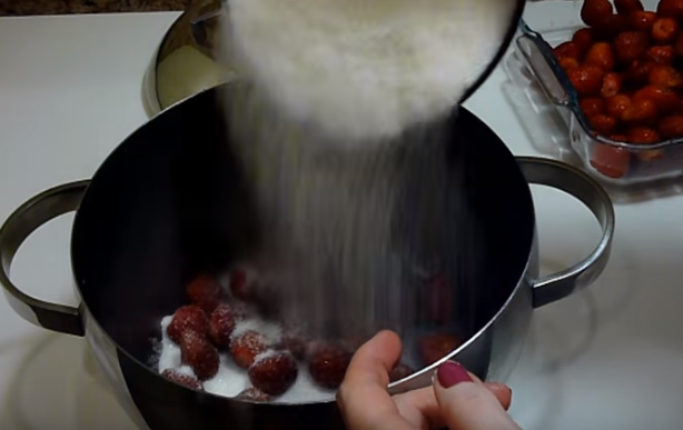 Густое клубничное варенье несложно варить