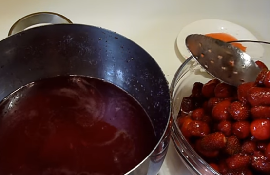 Густое клубничное варенье несложно варить