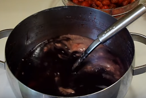 Густое клубничное варенье несложно варить