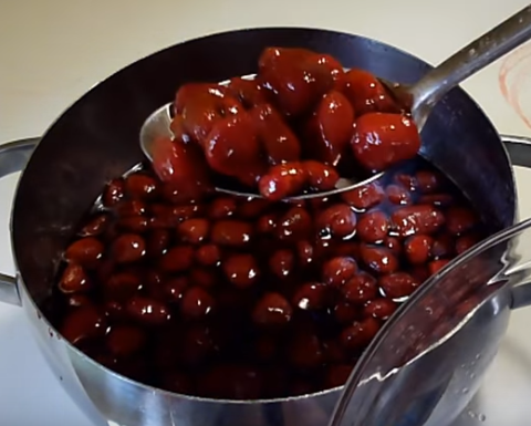 Густое клубничное варенье несложно варить