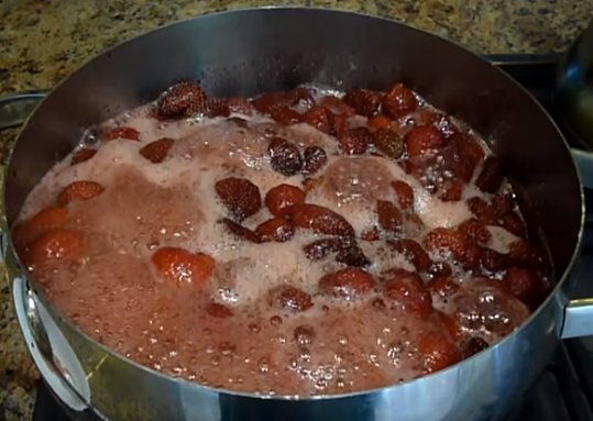 Варенье из клубники густое несложно варить