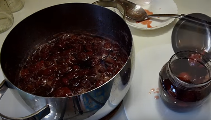 Густое клубничное варенье несложно варить