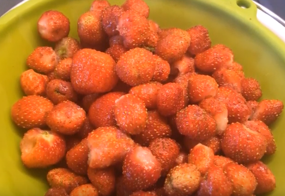 Клубничное варенье пятиминутка густое и с целыми ягодами недолго готовить