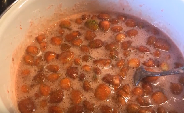 Клубничное варенье пятиминутка густое и с целыми ягодами недолго готовить