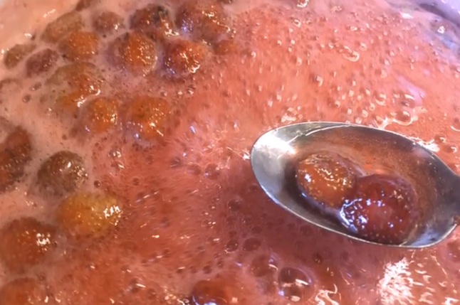 Клубничное варенье пятиминутка густое и с целыми ягодами недолго готовить