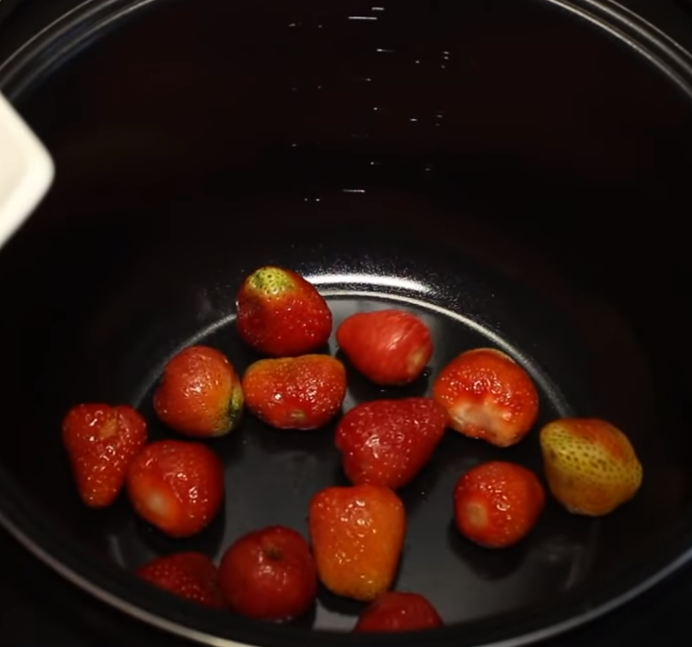 Клубничное варенье в мультиварке варится 1 час