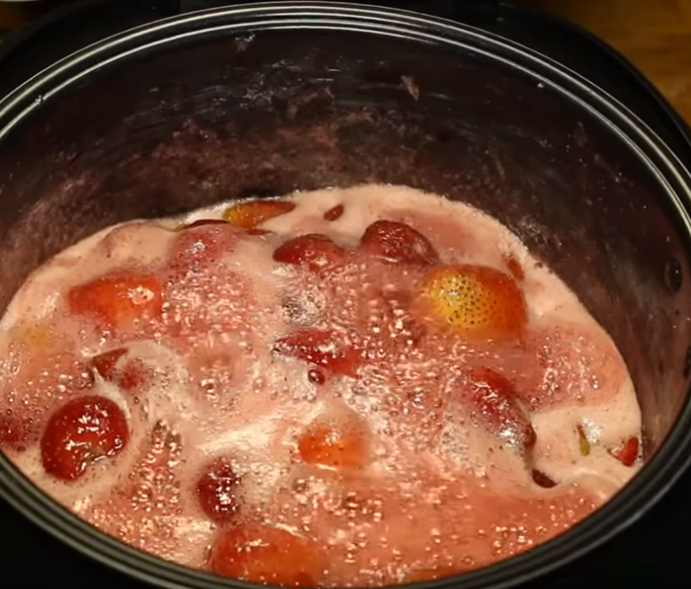 Клубничное варенье в мультиварке варится 1 час