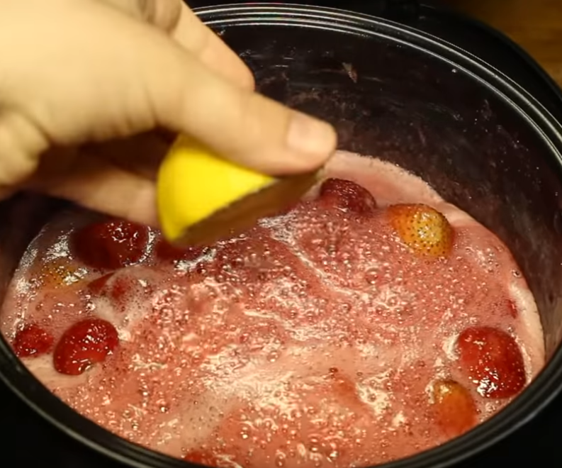 Клубничное варенье в мультиварке варится 1 час