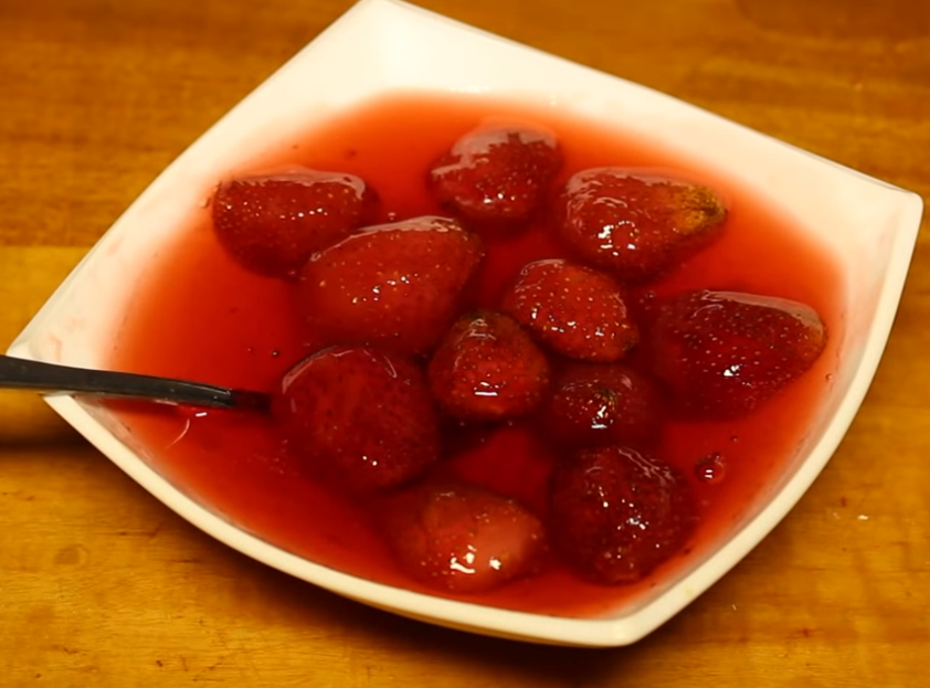 Клубничное варенье в мультиварке варится 1 час