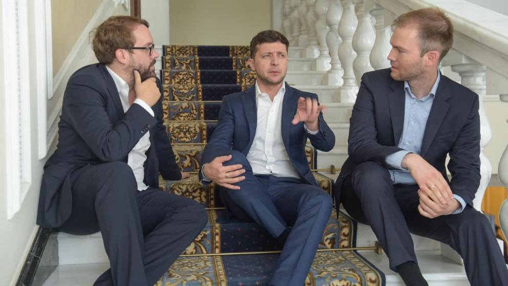 Репортеры Bild Пол Ронхаймер (слева) и Джулиан Ропке берут интервью у Владимира с Зеленского Репортеры Bild Пол Ронхаймер (слева) и Джулиан Ропке берут интервью у Владимира с Зеленского
