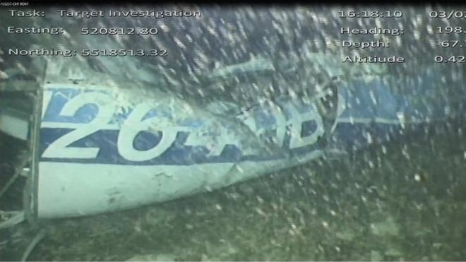 Обломки частного самолета под водой Обломки частного самолета под водой
