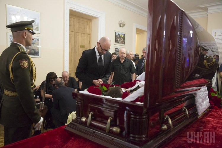 В Киеве Арсений Яценюк и Александр Турчинов прощались с Дмитрием Тымчуком В Киеве Арсений Яценюк и Александр Турчинов прощались с Дмитрием Тымчуком