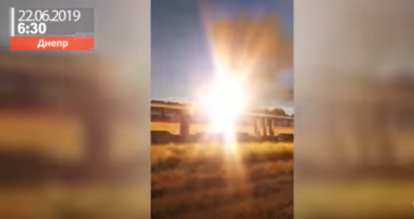 Под Днепром горела электричка с пассажирами: шокирующее видео
