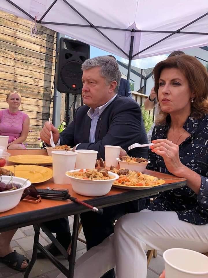 Петр и Марина Порошенко грустно ели плов / facebook.com/komuniar.oleh Петр и Марина Порошенко грустно ели плов / facebook.com/komuniar.oleh