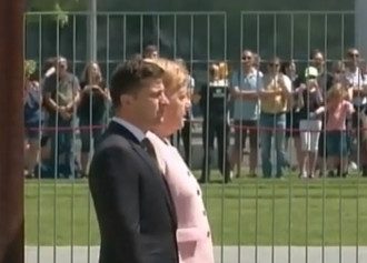 Меркель трясло на встрече с Зеленским Меркель трясло на встрече с Зеленским