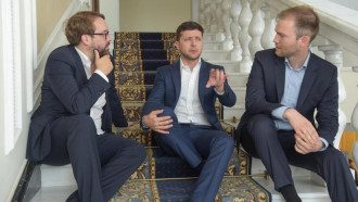 Репортеры Bild Пол Ронхаймер (слева) и Джулиан Ропке берут интервью у Владимира с Зеленского Репортеры Bild Пол Ронхаймер (слева) и Джулиан Ропке берут интервью у Владимира с Зеленского