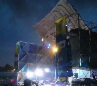 В результате сильного порыва ветра была снесена крыша сцены / Скриншот В результате сильного порыва ветра была снесена крыша сцены / Скриншот