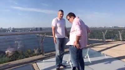 Саакашвили и Кличко проверили стекло на мосту в Киеве / Фото: скриншот из видео Саакашвили и Кличко проверили стекло на мосту в Киеве / Фото: скриншот из видео