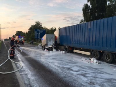 Под Ровно после ДТП трассу залило клеем ПВА